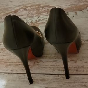 🌸 Red sole, Black Pumps size 7 Sergio Zelcer